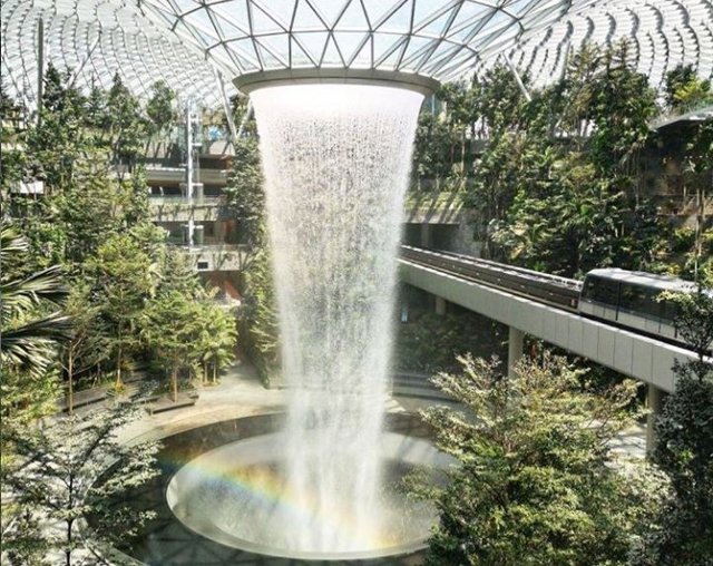 El gran atractivo del aeropuerto de Singapur: una cascada interior de 40 metros