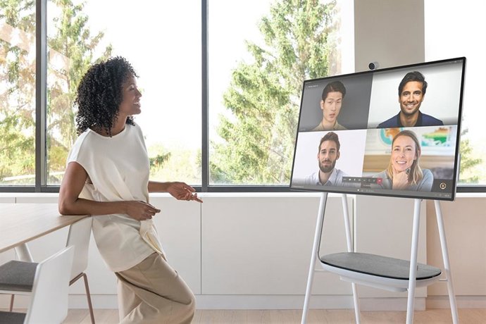 Microsoft actualiza su pizarra inteligente Surface Hub 2S con un diseño compacto y ligero