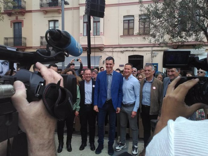 Pedro Sánchez visita en Ibiza el stand del PSOE donde ha sido recibido por unas 300 personas