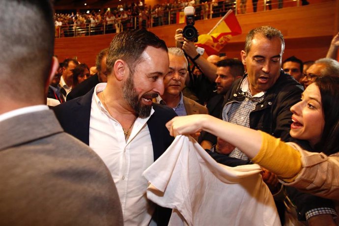 El presidente de VOX, Santiago Abascal, interviene en un acto de su partido en Granada.