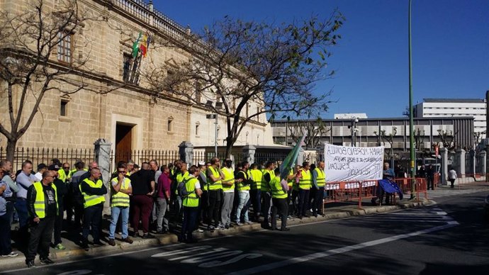 Sevilla.- Los taxistas se concentran ante el Parlamento en demanda