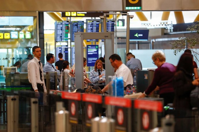 Sexta jornada de huelga de vigilantes en los filtros de seguridad del aeropuerto Adolfo Suárez Madrid-Barajas