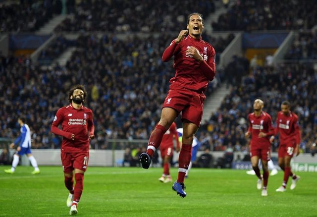 El central neerlandés Virgil van Dijk celebra un gol con el Liverpool.