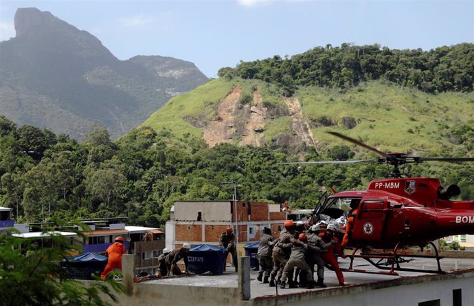 Ya son 16 los muertos por el derrumbe de dos edificios en una favela de Río de Janeiro