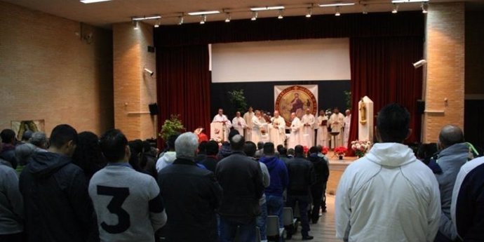 S.Santa.- Osorio celebra una misa de Jueves Santos y el lavatorio de pies en la cárcel de Soto del Real