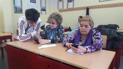 Profesores adolescentes que enseñan Whatsapp a alumnos como sus ...