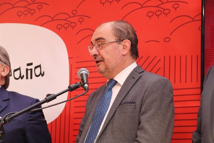 Lambán señala que el PSOE-Aragón acata la decisión de Ferraz sobre las listas y que toca trabajar en las elecciones