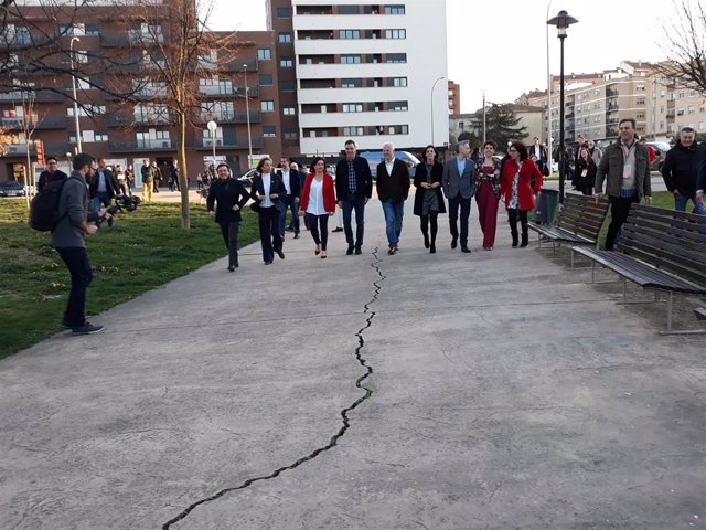 Pedro Sánchez comienza su visita a Logroño con un paseo por La Ribera