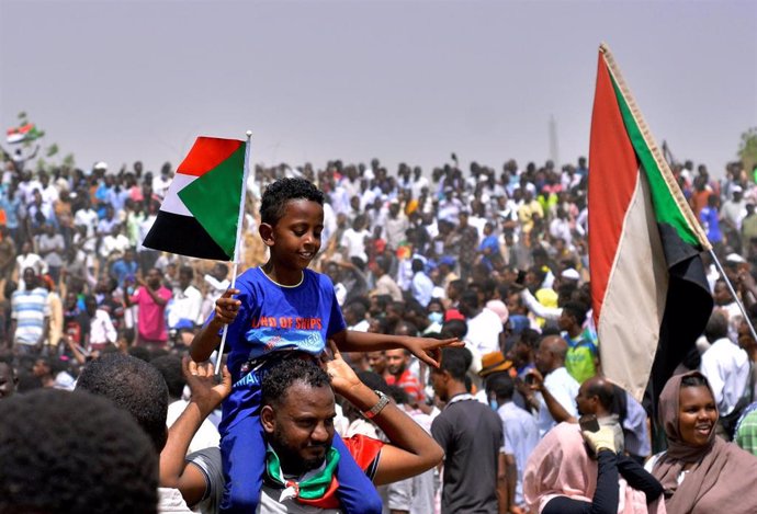 Sudán.- Los promotores de las protestas en Sudán llaman a seguir manifestándose hasta que haya un "gobierno civil" 
