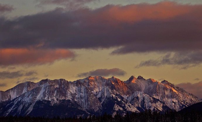 Alpinismo.- Una avalancha atrapa a tres grandes alpinistas en Canadá