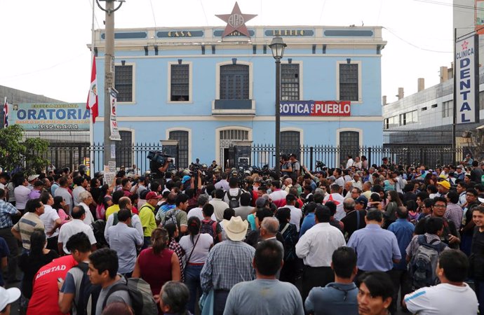 Perú.- Los peruanos velan los restos del expresidente Alan García en la Casa del Pueblo, sede de su partido