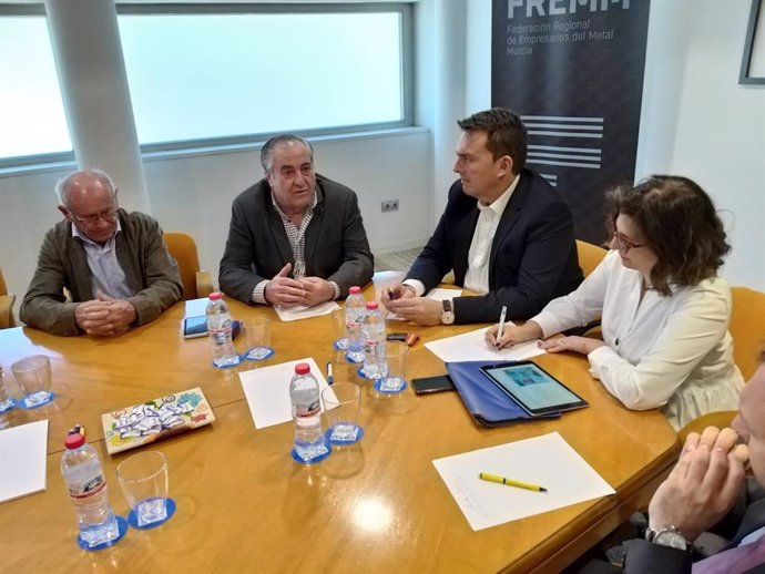 PP apoya a la industria del automóvil con ayudas fiscales "mientras el PSOE la castiga con nuevos impuestos"