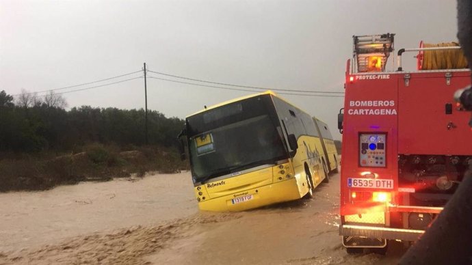 Imagen del autobús escolar atrapado por las lluvias en Cartagena