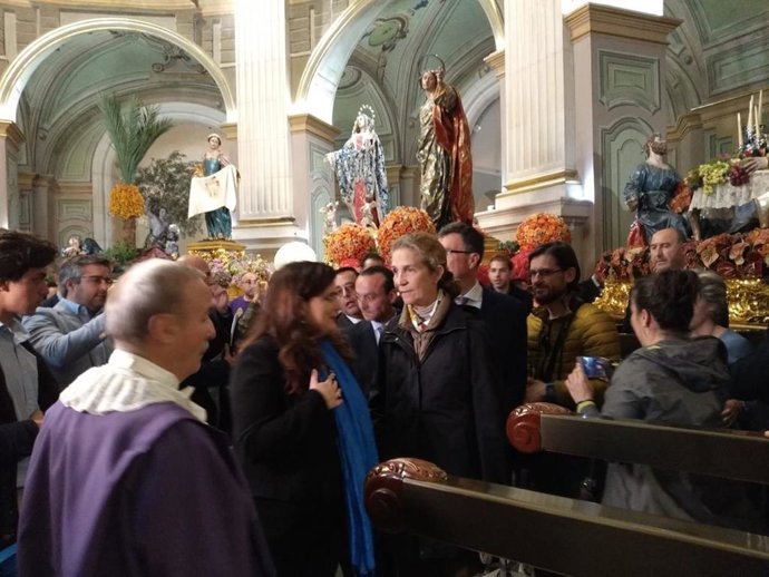 (AMP) S.Santa.- Murcianos Se Vuelcan Con Los Salzillos En Redes Sociales Y Hacen Largas Colas En La Iglesia Para Verlos