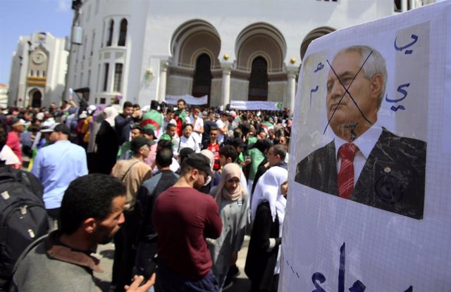 Argelia.- Miles de argelinos vuelven a tomar las calles de Argel para reclamar un cambio de régimen