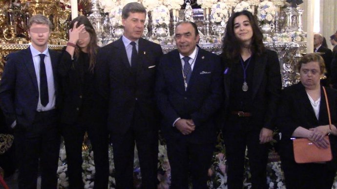 Cayetano Martínez de Irujo vive la Semana Santa con Bárbara, Margaret, Luis y Amina recordando a la Duquesa