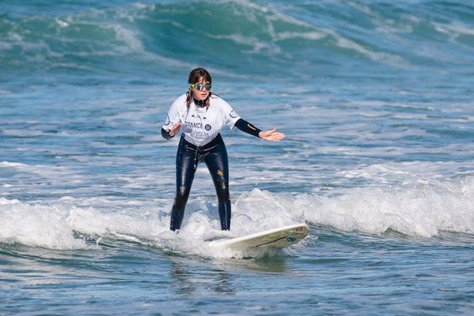 La surfista ciega Carmen López: "No hay nada imposible, las barreras te las vas a poner tú"