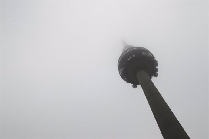 Torrespaña, conocida como el pirulí, amanece con niebla