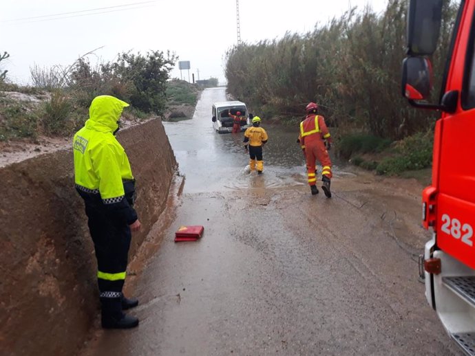 Valencia.- Sucesos.- Los bomberos rescatan a un hombre atrapado con su vehículo en el barranco del Gallego por la lluvia