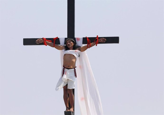 Filipinas.- Devotos filipinos se clavan a cruces para recrear la crucifixión de Jesucristo