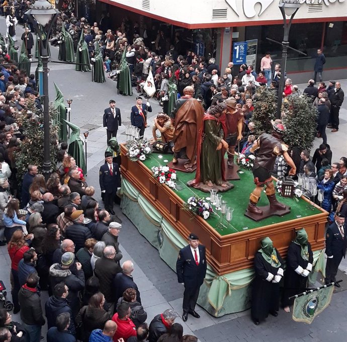 S.Santa.- Miles de personas acompañan la Procesión General de Viernes Santo de Valladolid