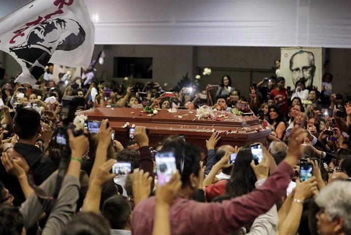 Perú.- Miles de peruanos acuden a la Casa del Pueblo para velar los restos de Alan García