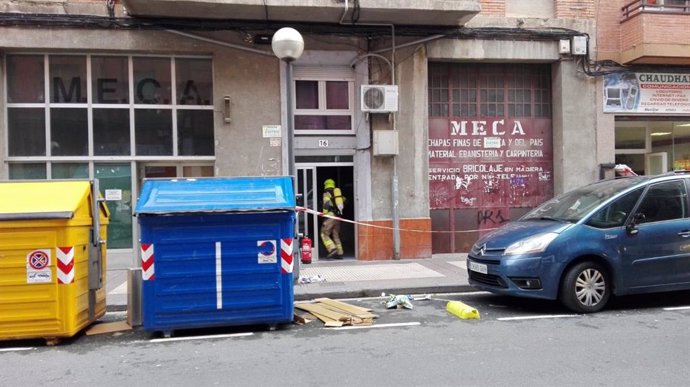 Una mujer, trasladada al San Pedro por inhalación de humo en un incendio en un portal en Logroño