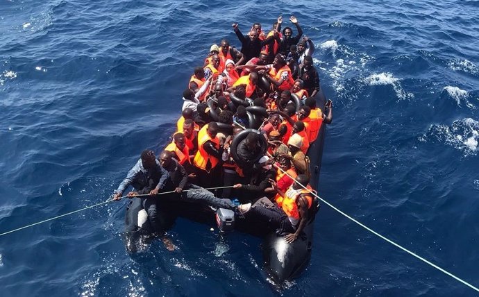 Rescatadas 35 personas, de ellas ocho menores, de una patera a una milla y media de Cádiz