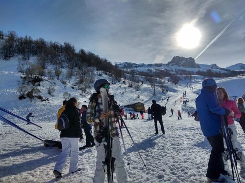 Las estaciones de esquí asturianas reciben más de 4.700 usuarios el fin de semana