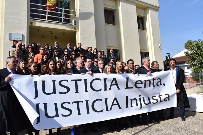 Huelva.- Abogados y procuradores se concentran en juzgados de Ayamonte bajo el l