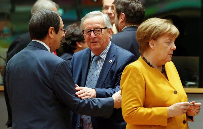 UE.- Juncker opina que la canciller Merkel estaría "altamente cualificada" para un cargo en la UE