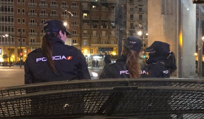 Detenido un joven por amenazar a otros dos con una catana por la calle en Valencia