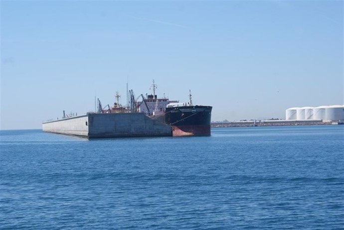 El puerto de Castellón cierra al tráfico marítimo por el temporal