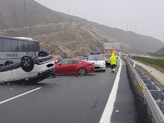 El temporal de Alicante provoca accidentes de vehículos en Orihuela, Novelda y S