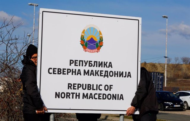 Cambio de carteles en la frontera entre Macedonia y Grecia