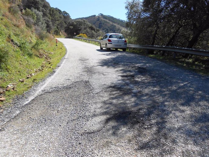 Carretera mal estado asfaltado pavimentación arreglo obra montaña
