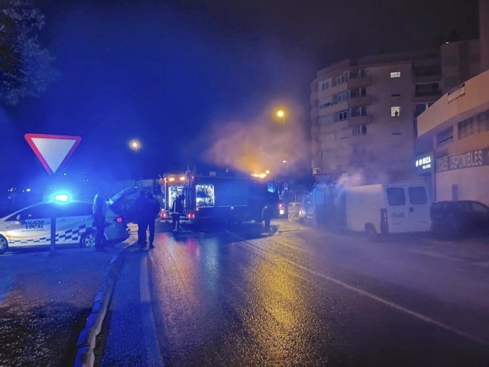 Successos.- Un conductor begut collisiona a Eivissa contra altres dos vehicles provocant un incendi