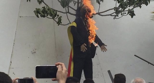 Muñeco de Puigdemont quemado en Coripe, Sevilla