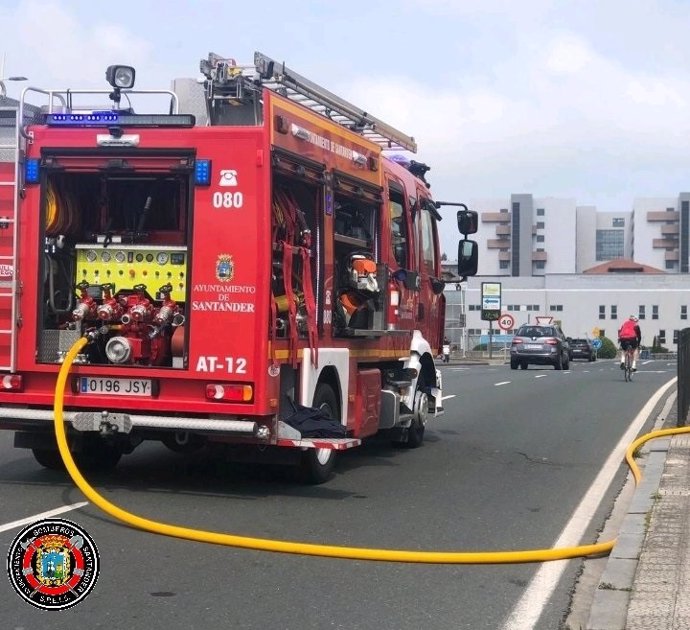 AMP.- El incendio en la nave de Feve de Santander afecta a 18 trenes, la mayoría de cercanías