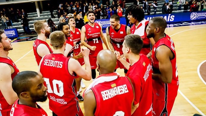 Baloncesto/Liga Endesa.- (Crónica) Tecnyconta Zaragoza tira de épica para defender el 'playoff'