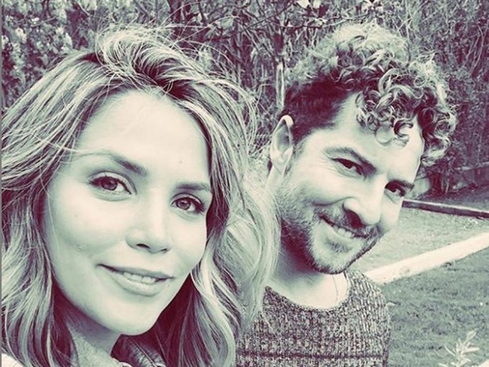 David Bisbal planta un árbol por el nacimiento de su hijo Matteo en su jardín