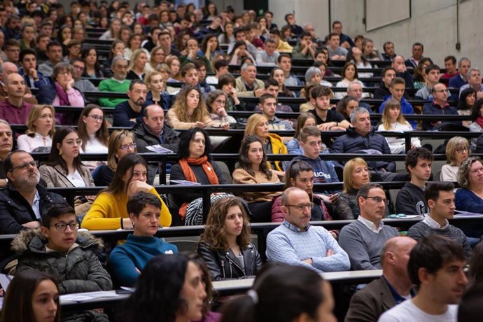 Un millar de personas asiste a la segunda Jornada de Puertas Abiertas de la UPNA, celebrada en Pamplona
