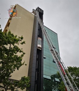 Sucesos.- Extinguido un incendio en el Hotel Isla de Son Armadams tras quemarse el ascensor exterior