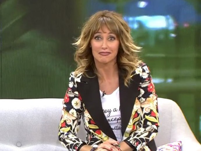 Isabel Pantoja manda un cariñoso mensaje a Emma García antes de montarse en el avión