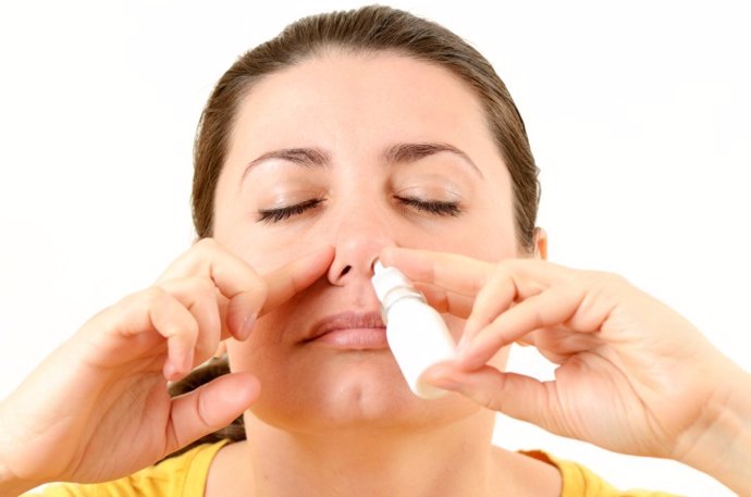 Mujer, nariz taponada, descongestionante, spray nasal