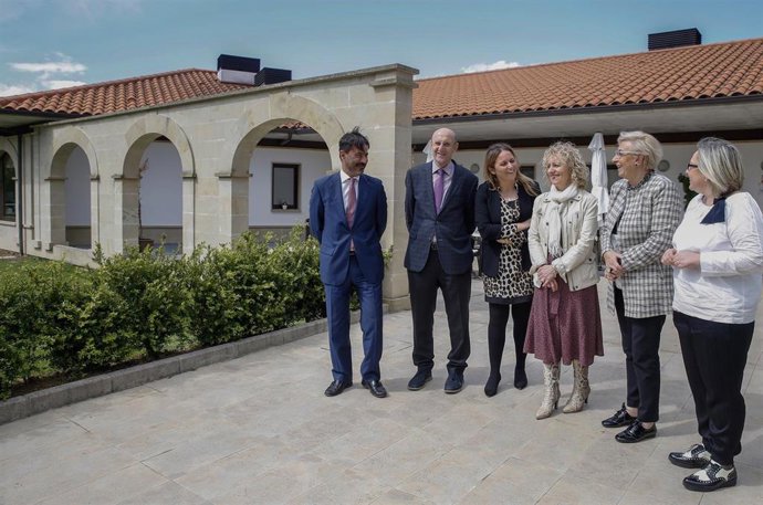 Tezanos destaca el compromiso de la residencia de San Felices para implicar a los mayores en la toma de decisiones