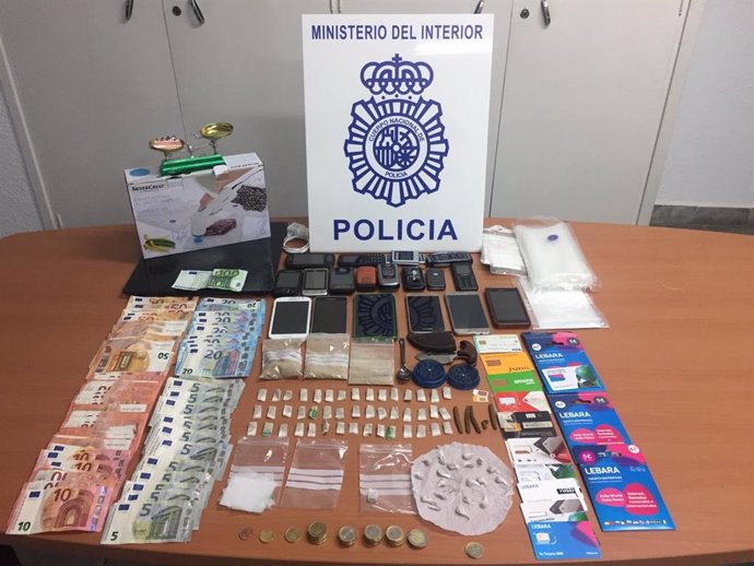 Málaga.- Sucesos.- Desmantelan un punto de venta de droga al menudeo y detienen a cinco personas en El Palo