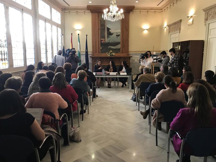 Ruiz anuncia que Centros Municipales de la Mujer recibirán 12,7 millones para atención a víctimas de violencia de género