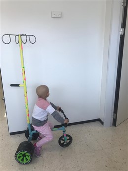 Málaga.- El Hospital Materno recibe dos triciclos con portasueros donados por Juegaterapia para los menores oncológicos