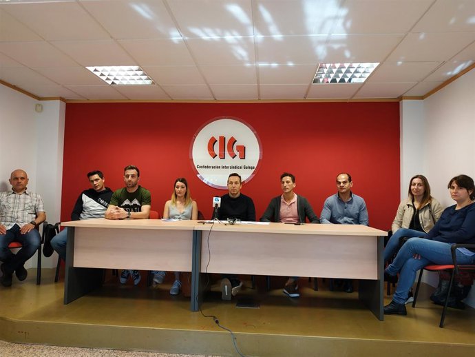 Trabajadores del aeropuerto de Santiago tachan de "bajada salarial encubierta"